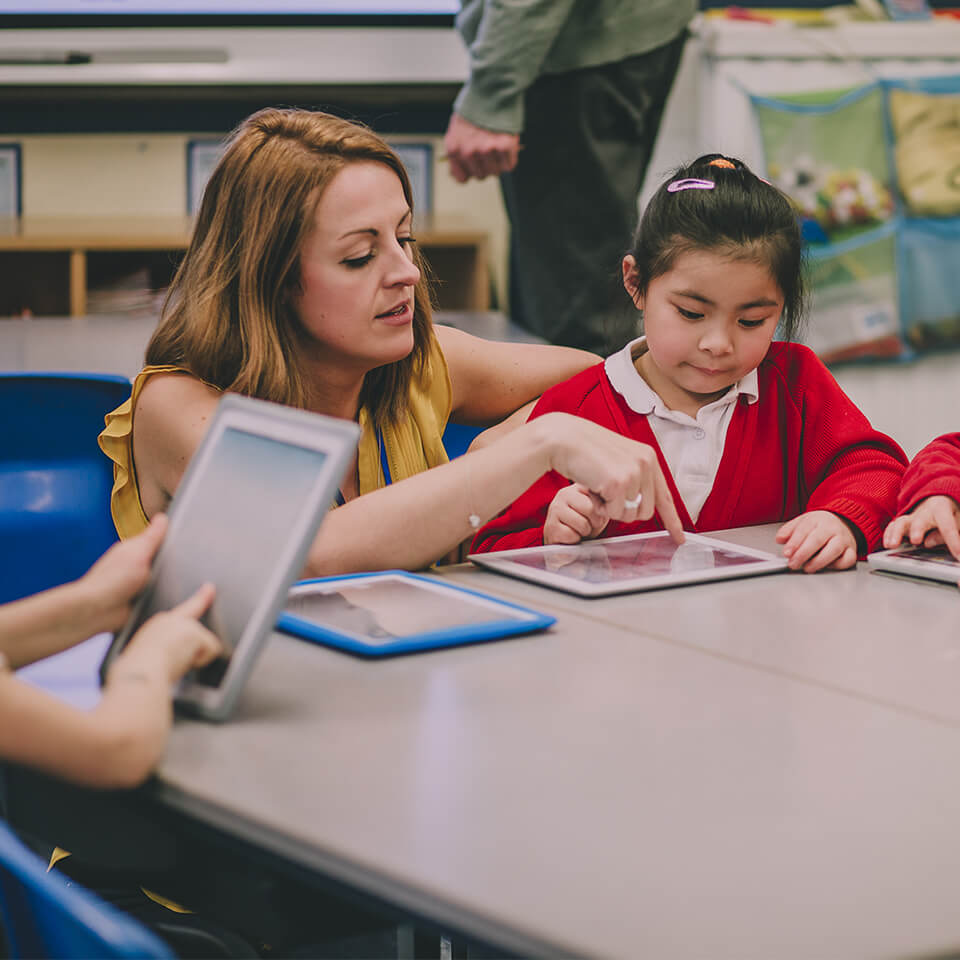 Testimonial 2 Teacher guiding student through Mathletics